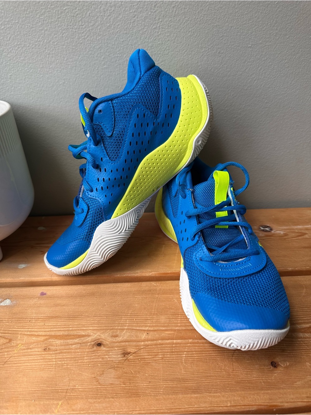 Under Armour JET '23 Basketball Shoe (Big Kid) size 6Y